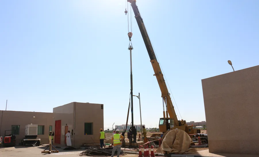 الإدارة العامة للمشروعات والتشغيل والصيانة تنفذ أعمال صيانة دورية لبئر المدينة الجامعة بالمجمعة -  صورة