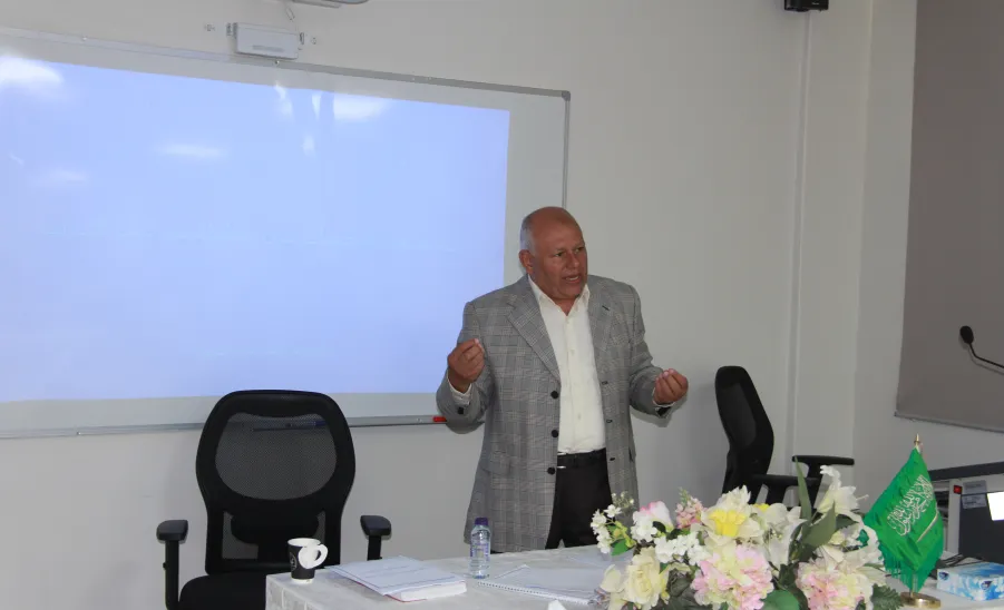 الكلية تقيم لقاء بعنوان : حماية الطفل في الأنظمة السعودية وتطبيقاتها  - كلية الشريعة والقانون