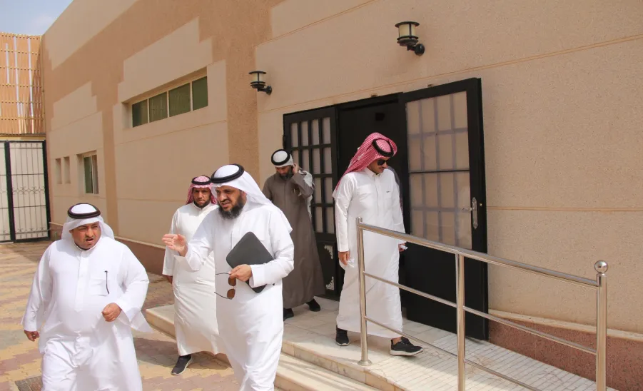 وفد الإدارة العامة للخدمات في زيارة للكلية - كلية الشريعة والقانون