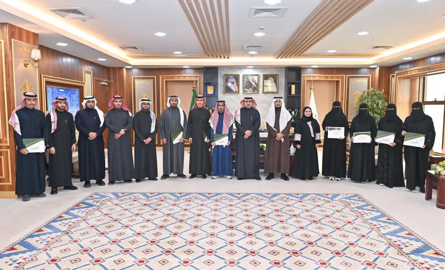  رئيس الجامعة يكرم طلبة الجامعة نظير تحقيقهم 4 جوائز  - رئيس الجامعة يلتقي المحتفى بهم