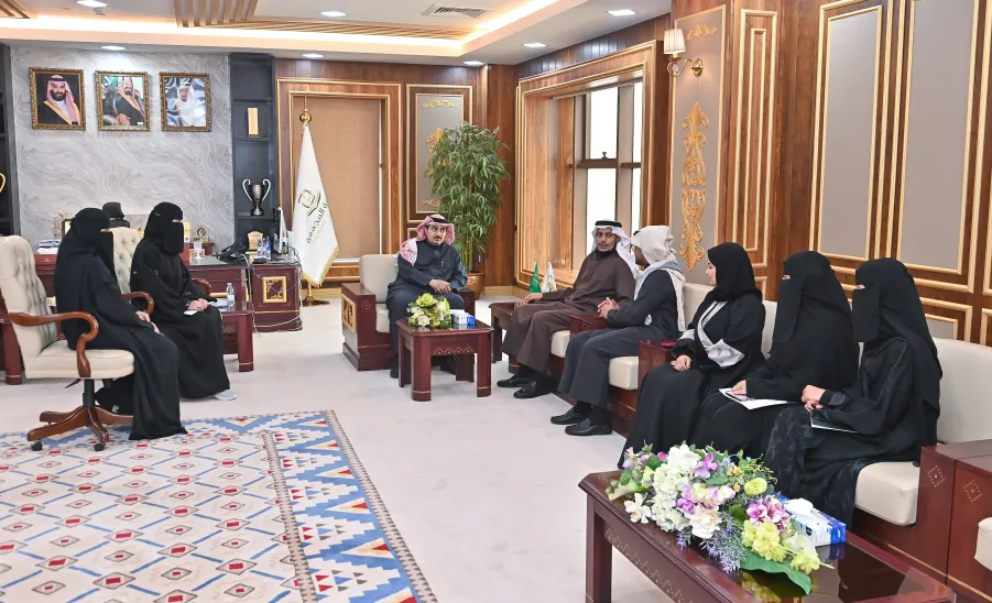  رئيس الجامعة يكرم طلبة الجامعة نظير تحقيقهم 4 جوائز  - رئيس الجامعة يلتقي المحتفى بهم
