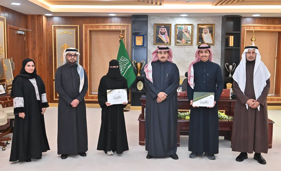  رئيس الجامعة يكرم طلبة الجامعة نظير تحقيقهم 4 جوائز  - رئيس الجامعة يلتقي المحتفى بهم
