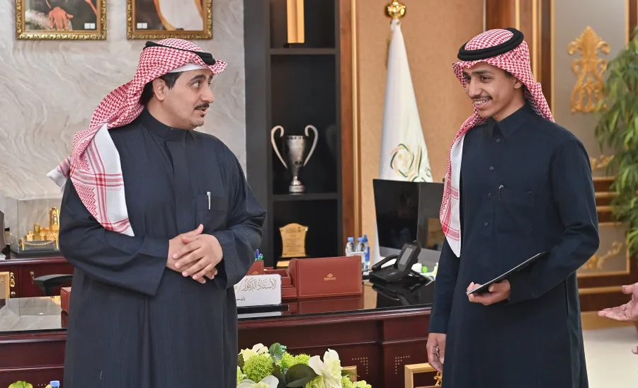  رئيس الجامعة يكرم طلبة الجامعة نظير تحقيقهم 4 جوائز  - رئيس الجامعة يلتقي المحتفى بهم