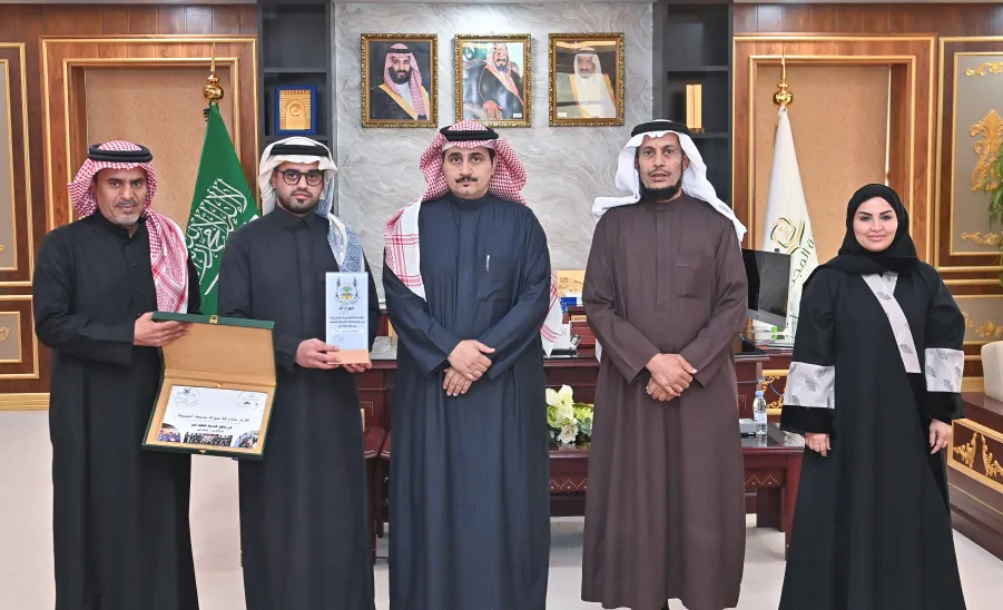  رئيس الجامعة يكرم طلبة الجامعة نظير تحقيقهم 4 جوائز  - رئيس الجامعة يلتقي المحتفى بهم