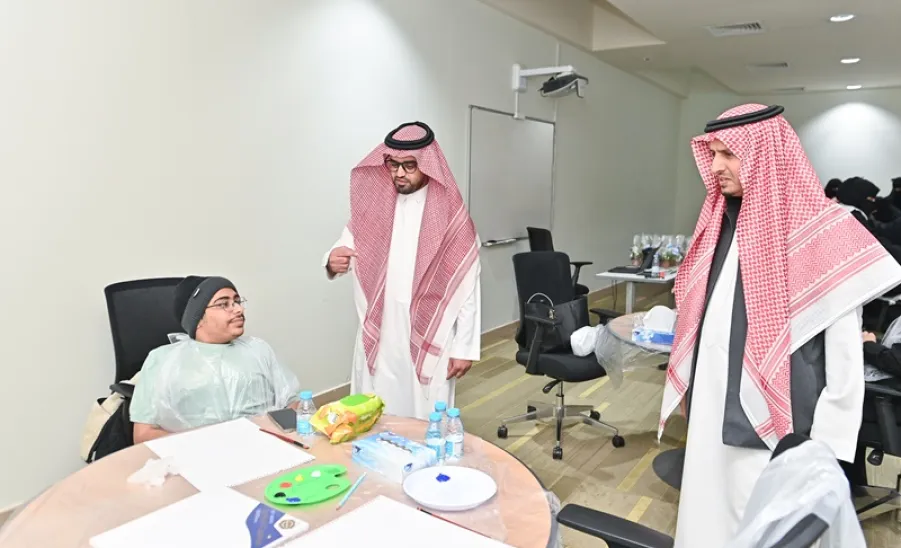 عمادة شؤون الطلاب تستضيف ورشة "ألواننا تعبر عنا" بمناسبة اليوم العالمي للإعاقة  - عمداء كلية التربية وشؤون الطلاب خلال الورشة