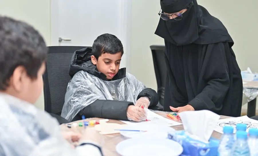 عمادة شؤون الطلاب تستضيف ورشة "ألواننا تعبر عنا" بمناسبة اليوم العالمي للإعاقة  - من الورشة