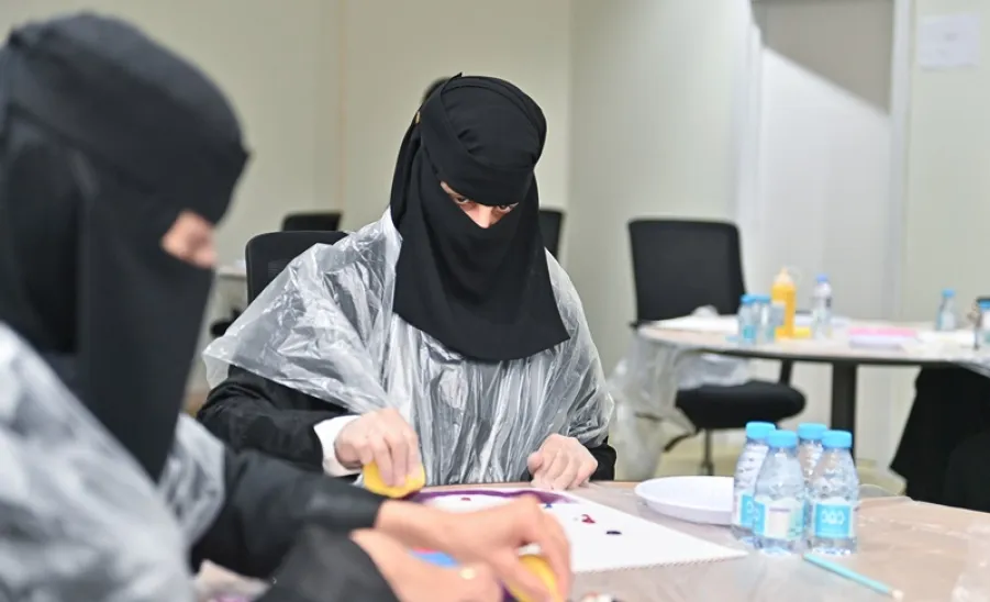 عمادة شؤون الطلاب تستضيف ورشة "ألواننا تعبر عنا" بمناسبة اليوم العالمي للإعاقة  - إحدى المشاركات