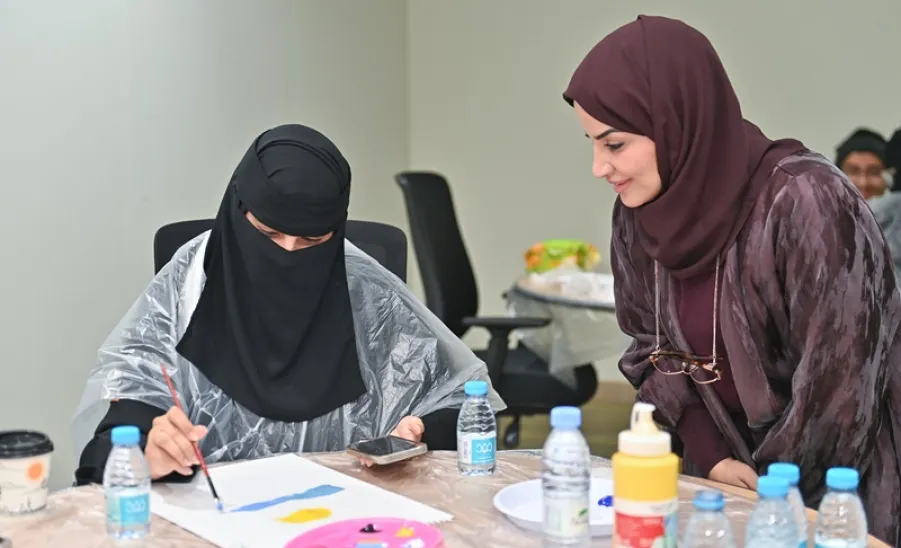 عمادة شؤون الطلاب تستضيف ورشة "ألواننا تعبر عنا" بمناسبة اليوم العالمي للإعاقة  - إحدى المشاركات