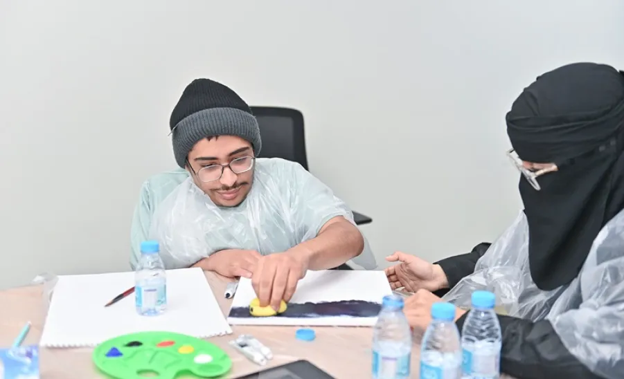 عمادة شؤون الطلاب تستضيف ورشة "ألواننا تعبر عنا" بمناسبة اليوم العالمي للإعاقة  - من الورشة