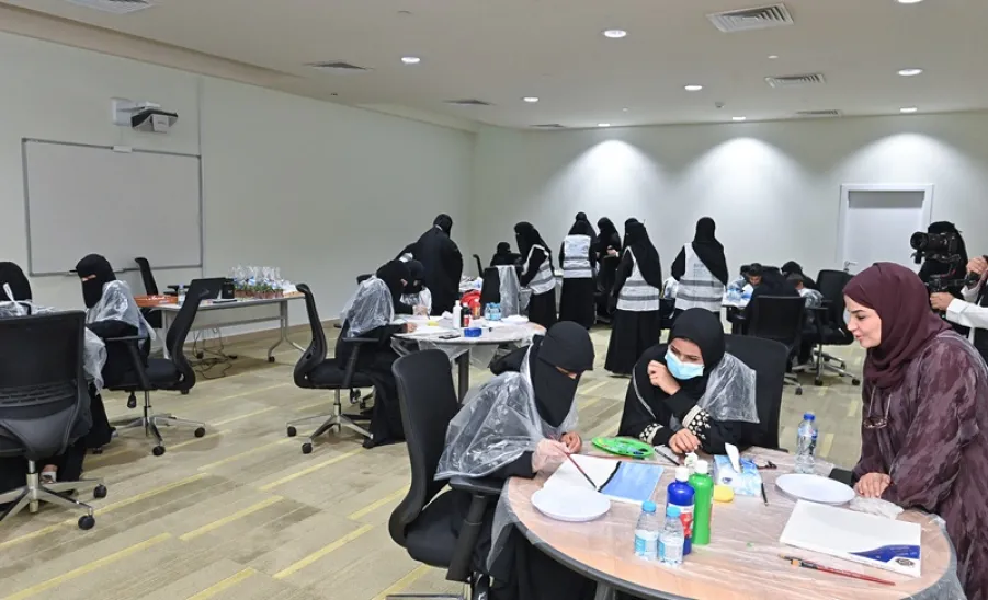 عمادة شؤون الطلاب تستضيف ورشة "ألواننا تعبر عنا" بمناسبة اليوم العالمي للإعاقة  - من الورشة