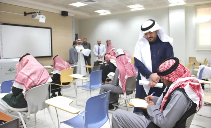 The CEO of the Applied College on a tour of inspection to final exams classrooms  - اختبار 