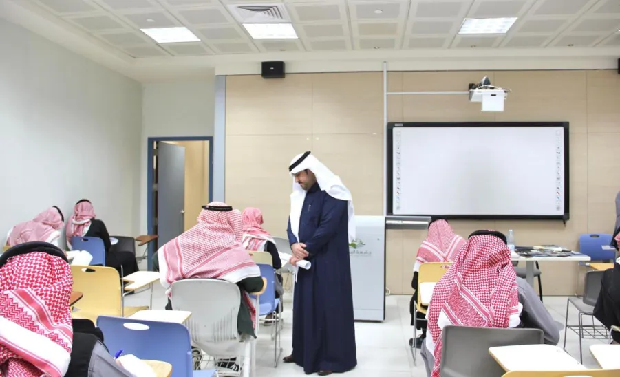 The CEO of the Applied College on a tour of inspection to final exams classrooms  - اختبار 