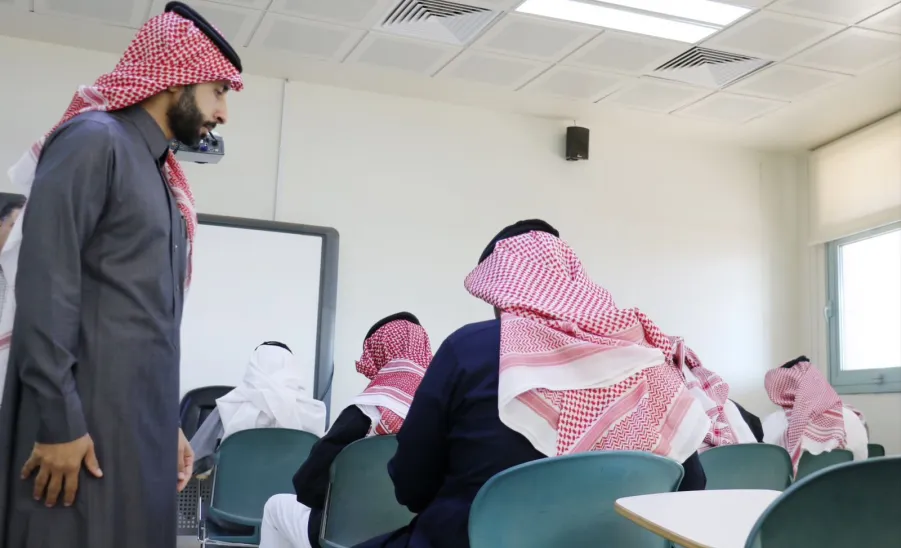 المدراء التنفيذيين بفروع الكلية التطبيقية في جولات تفقدية لقاعات الاختبارات النهائية للفصل الدراسي الأول من العام 1446 هـ - الاختبارات 