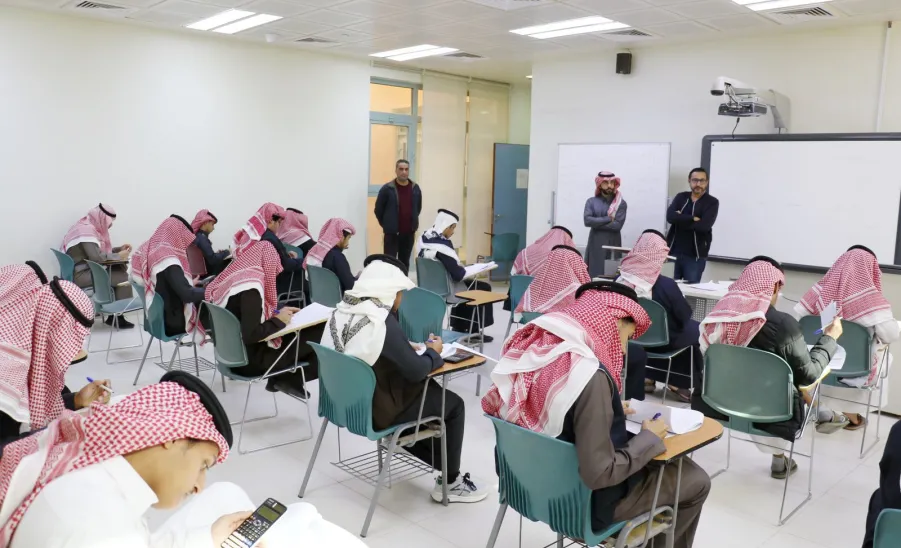 المدراء التنفيذيين بفروع الكلية التطبيقية في جولات تفقدية لقاعات الاختبارات النهائية للفصل الدراسي الأول من العام 1446 هـ - الاختبارات 