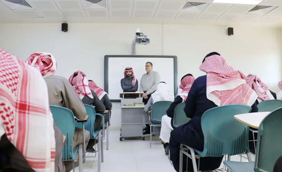 المدراء التنفيذيين بفروع الكلية التطبيقية في جولات تفقدية لقاعات الاختبارات النهائية للفصل الدراسي الأول من العام 1446 هـ - الاختبارات 