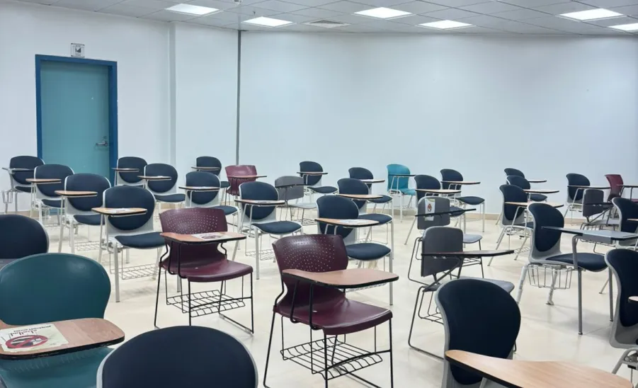 المدراء التنفيذيين بفروع الكلية التطبيقية في جولات تفقدية لقاعات الاختبارات النهائية للفصل الدراسي الأول من العام 1446 هـ - الاختبارات 