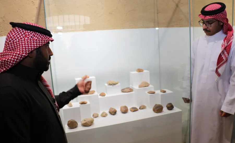 Students of Applied College visit the Emirate Palace in the Heritage Village in Ghat -  زيارة قصر الغاط 