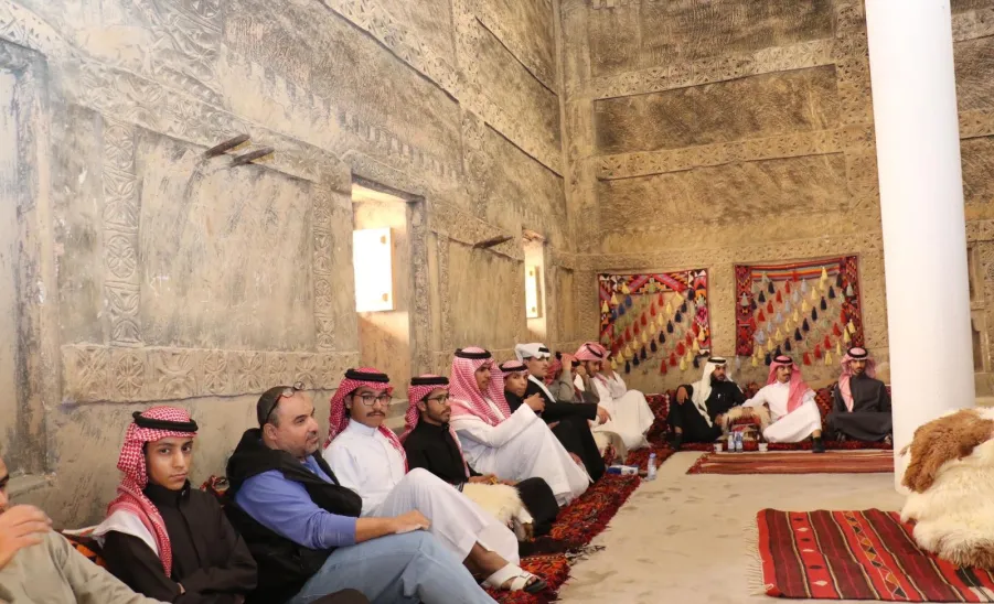 Students of Applied College visit the Emirate Palace in the Heritage Village in Ghat -  زيارة قصر الغاط 