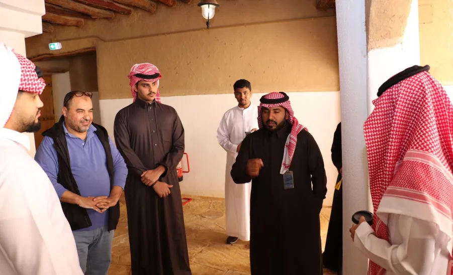 Students of Applied College visit the Emirate Palace in the Heritage Village in Ghat -  زيارة قصر الغاط 