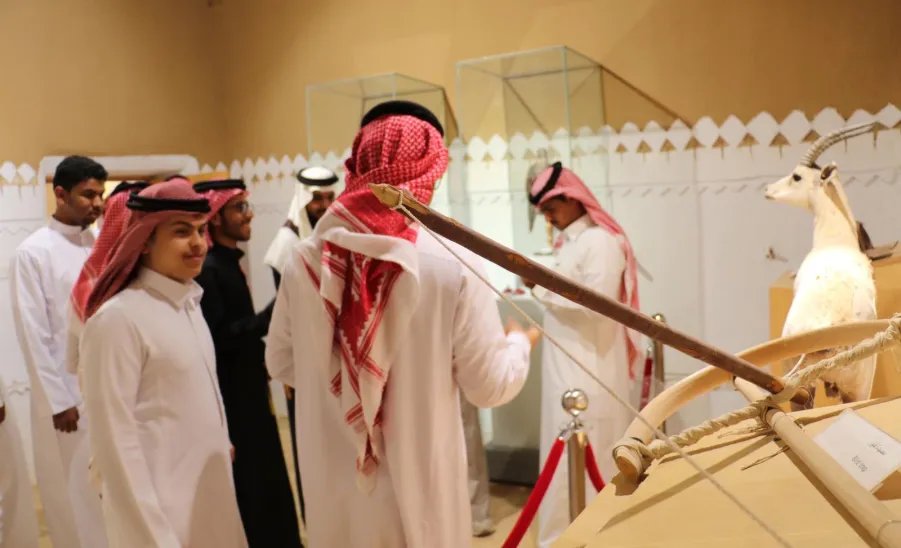 Students of Applied College visit the Emirate Palace in the Heritage Village in Ghat -  زيارة قصر الغاط 