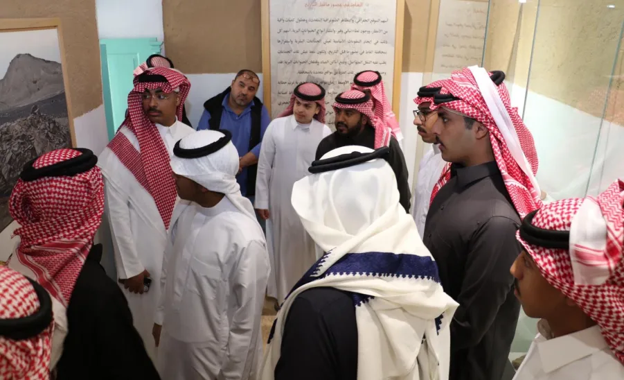 Students of Applied College visit the Emirate Palace in the Heritage Village in Ghat -  زيارة قصر الغاط 