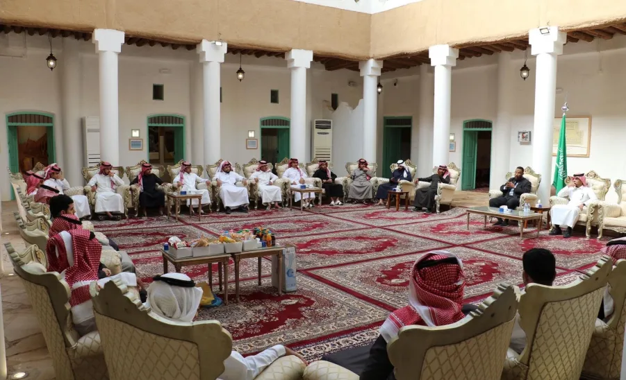 Students of Applied College visit the Emirate Palace in the Heritage Village in Ghat -  زيارة قصر الغاط 