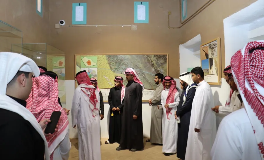 Students of Applied College visit the Emirate Palace in the Heritage Village in Ghat -  زيارة قصر الغاط 