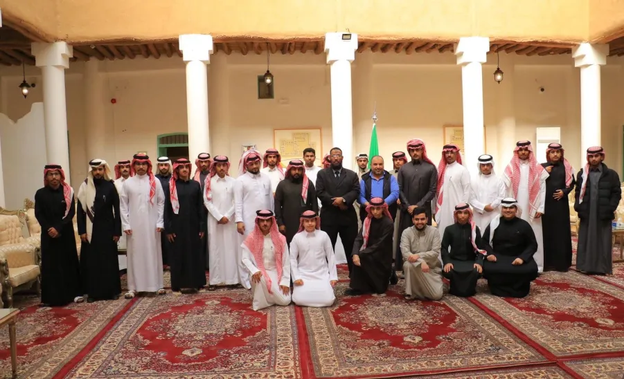 Students of Applied College visit the Emirate Palace in the Heritage Village in Ghat -  زيارة قصر الغاط 