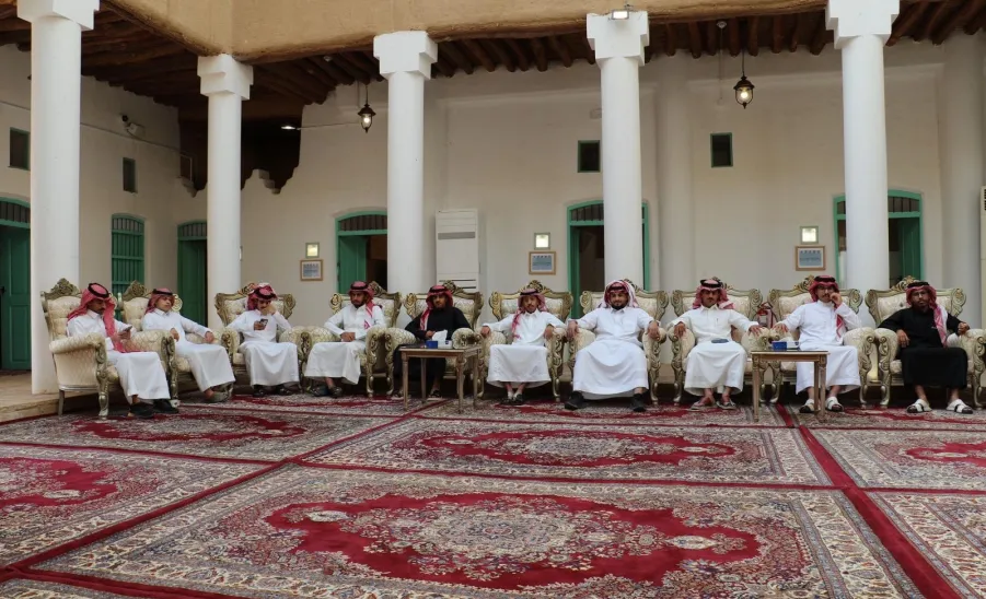 Students of Applied College visit the Emirate Palace in the Heritage Village in Ghat -  زيارة قصر الغاط 