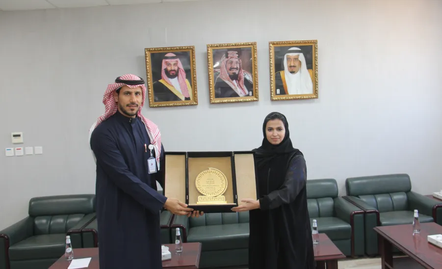 عميد كلية التمريض تكرم رئيس وموظفي قسم العلاقات والتوثيق - عميد كلية التمريض تكرم رئيس وموظفي قسم العلاقات والتوثيق