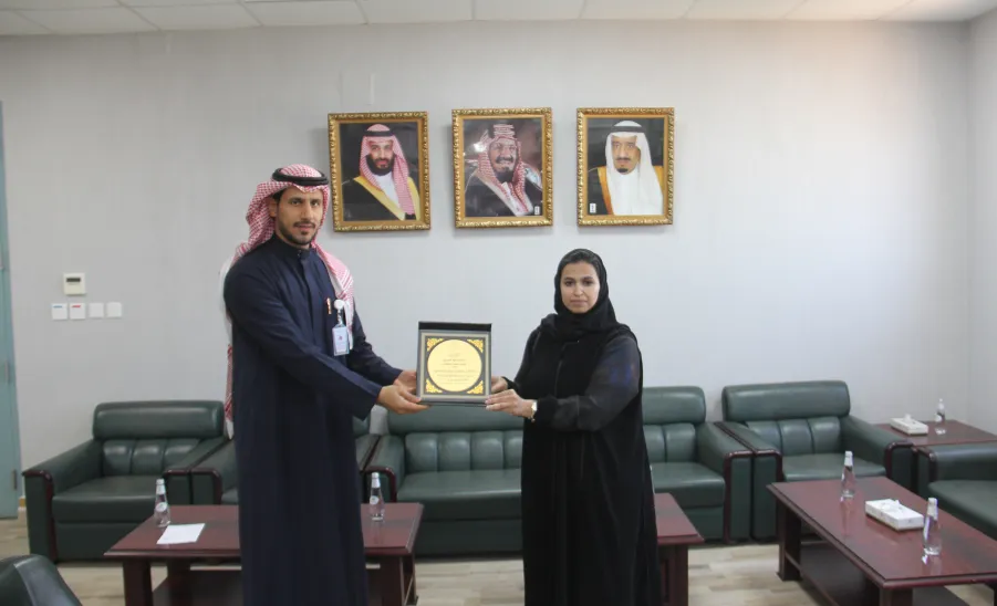 عميد كلية التمريض تكرم رئيس وموظفي قسم العلاقات والتوثيق - عميد كلية التمريض تكرم رئيس وموظفي قسم العلاقات والتوثيق