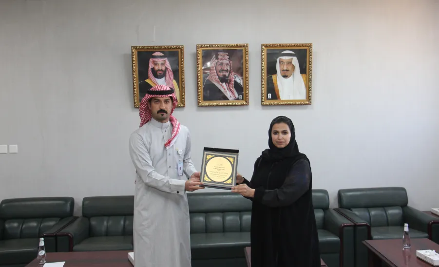 عميد كلية التمريض تكرم رئيس وموظفي قسم العلاقات والتوثيق - عميد كلية التمريض تكرم رئيس وموظفي قسم العلاقات والتوثيق