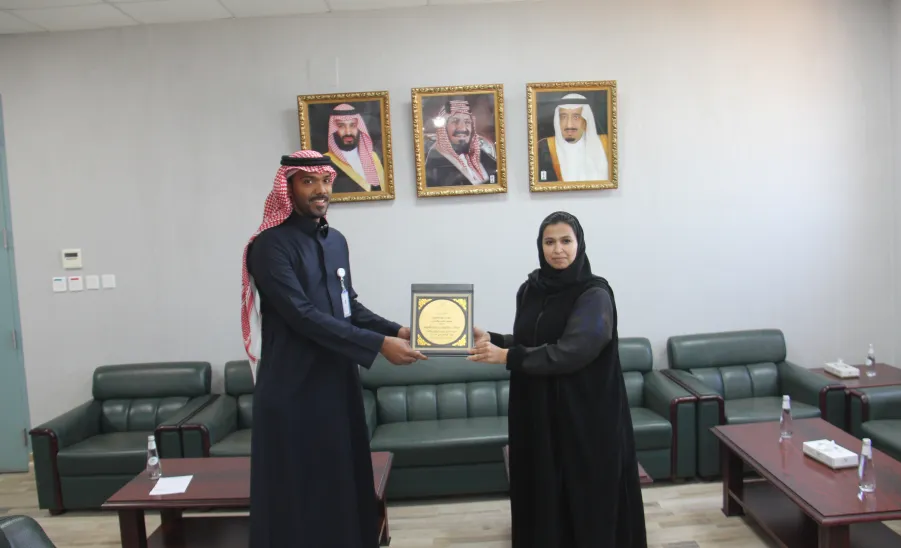 عميد كلية التمريض تكرم رئيس وموظفي قسم العلاقات والتوثيق - عميد كلية التمريض تكرم رئيس وموظفي قسم العلاقات والتوثيق