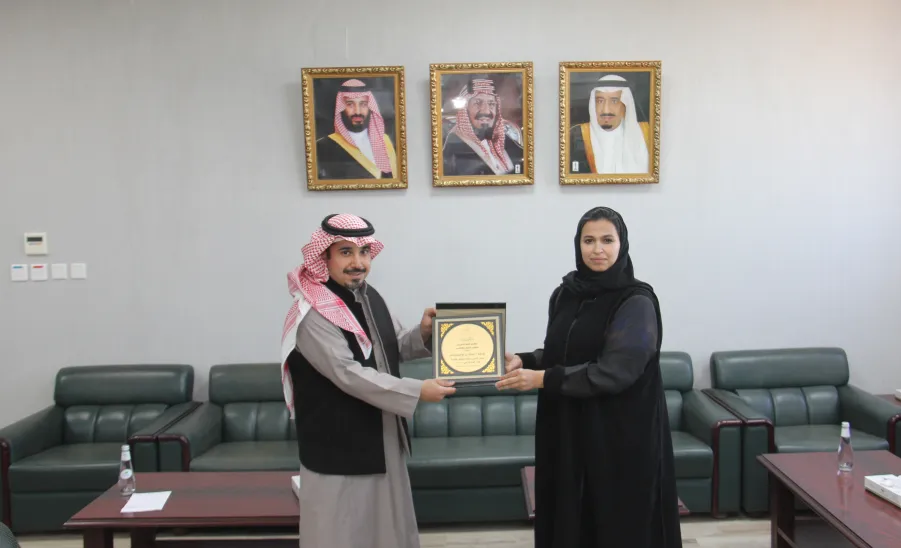 عميد كلية التمريض تكرم رئيس وموظفي قسم العلاقات والتوثيق - عميد كلية التمريض تكرم رئيس وموظفي قسم العلاقات والتوثيق