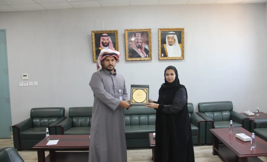 عميد كلية التمريض تكرم رئيس وموظفي قسم العلاقات والتوثيق - عميد كلية التمريض تكرم رئيس وموظفي قسم العلاقات والتوثيق