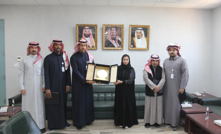 عميد كلية التمريض تكرم رئيس وموظفي قسم العلاقات والتوثيق - عميد كلية التمريض تكرم رئيس وموظفي قسم العلاقات والتوثيق