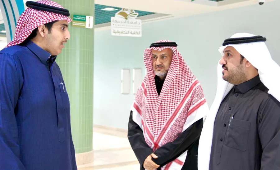 The CEO of the Applied College conducts an inspection tour the Admission and Registration Unit -  صوره 
