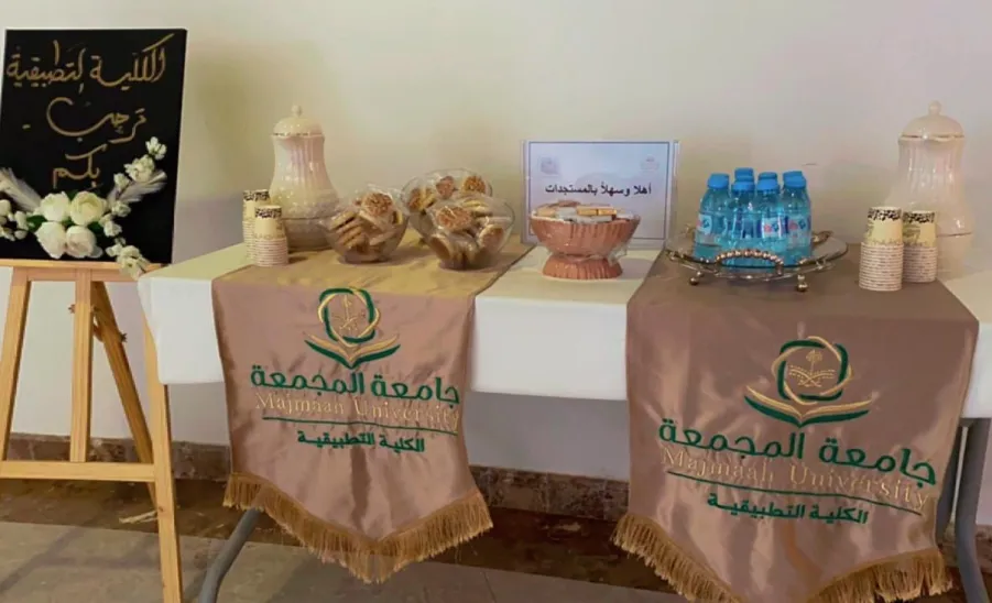 A group of students from the "Professionals" Club welcome new students -  ترحيب