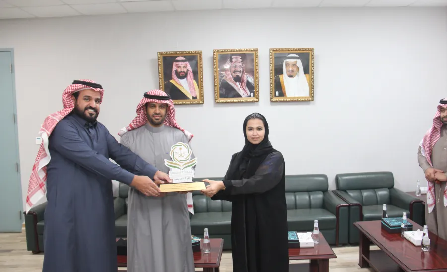 عميدة كلية التمريض تكرم موظفي وكالة الكلية للشؤون التعليمية والتطوير -  عميد كلية التمريض تكرم موظفي وكالة الكلية للشؤون التعليمية والتطوير