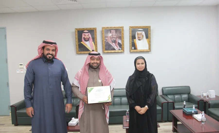 عميدة كلية التمريض تكرم موظفي وكالة الكلية للشؤون التعليمية والتطوير -  عميد كلية التمريض تكرم موظفي وكالة الكلية للشؤون التعليمية والتطوير