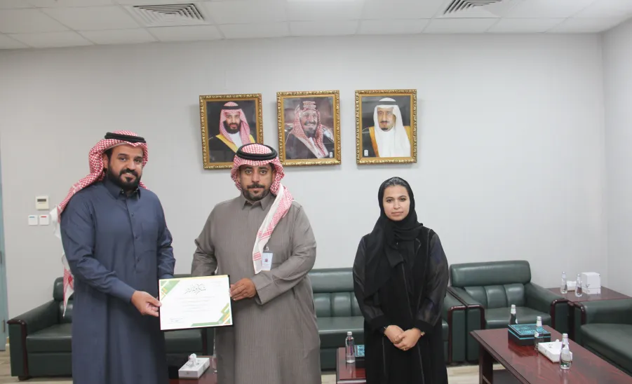 عميدة كلية التمريض تكرم موظفي وكالة الكلية للشؤون التعليمية والتطوير -  عميد كلية التمريض تكرم موظفي وكالة الكلية للشؤون التعليمية والتطوير