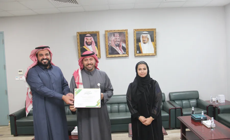عميدة كلية التمريض تكرم موظفي وكالة الكلية للشؤون التعليمية والتطوير -  عميد كلية التمريض تكرم موظفي وكالة الكلية للشؤون التعليمية والتطوير