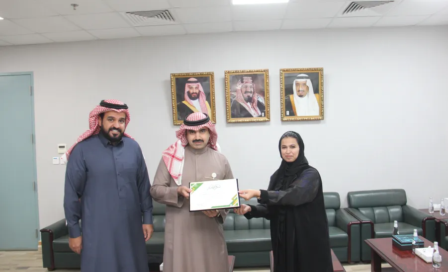 عميدة كلية التمريض تكرم موظفي وكالة الكلية للشؤون التعليمية والتطوير -  عميد كلية التمريض تكرم موظفي وكالة الكلية للشؤون التعليمية والتطوير