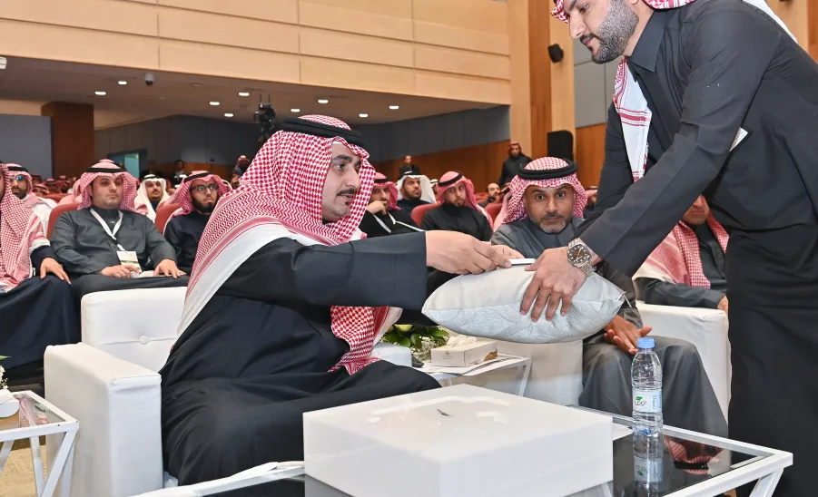 رئيس الجامعة يدشن منصة الرسائل العلمية لطلبة الدراسات العليا - تدشين منصة الرسائل العلمية
