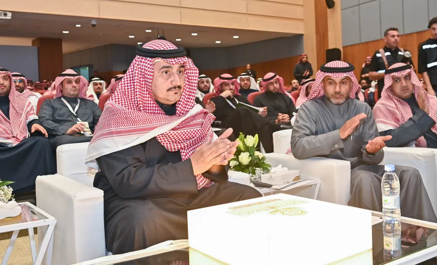 رئيس الجامعة يدشن منصة الرسائل العلمية لطلبة الدراسات العليا - تدشين منصة الرسائل العلمية