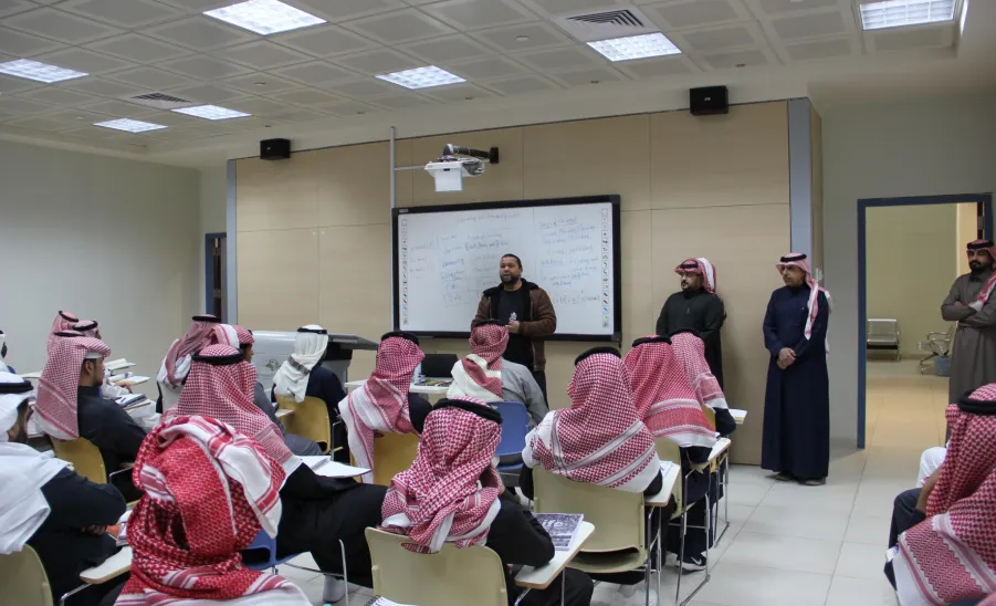 الكلية التطبيقية تستقبل طلاب ثانوية مجمع التويجري ضمن برنامج "مشينا" للرحلات الميدانية الثقافية - طلاب