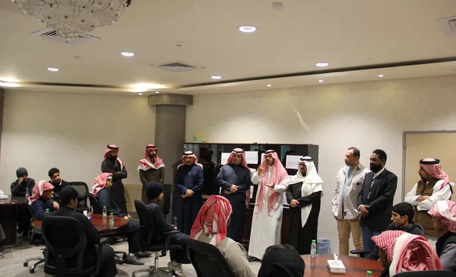 الكلية التطبيقية تستقبل طلاب ثانوية مجمع التويجري ضمن برنامج "مشينا" للرحلات الميدانية الثقافية - طلاب
