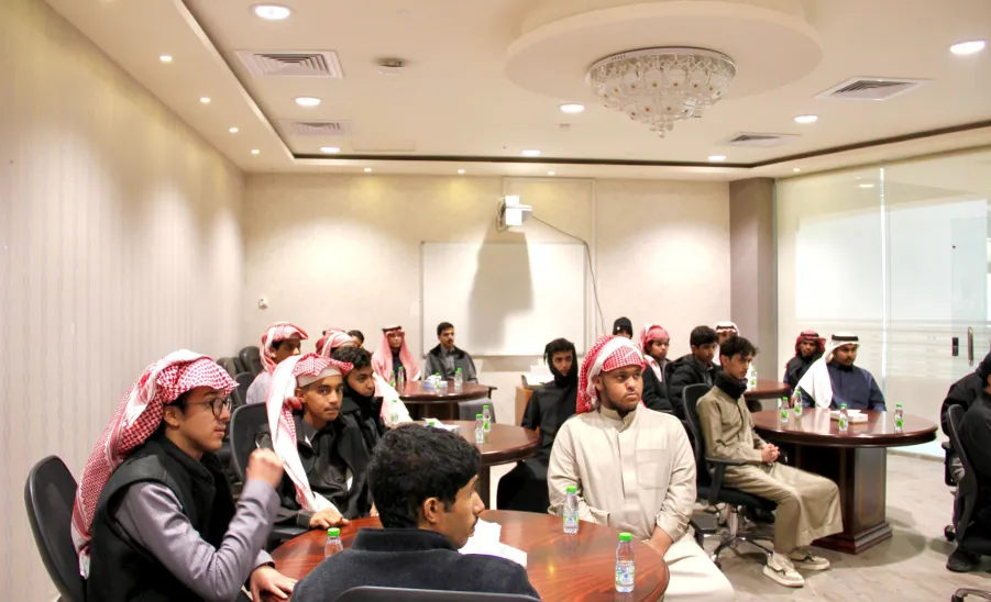 الكلية التطبيقية تستقبل طلاب ثانوية مجمع التويجري ضمن برنامج "مشينا" للرحلات الميدانية الثقافية - طلاب 