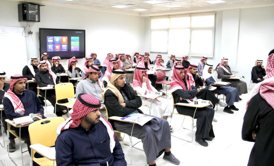 طلاب نادي " محترفون " والمجلس الاستشاري الطلابي يلتقون بالطلبة المستجدين لتعريفهم بأنشطة الكلية التطبيقية -  لقاء 