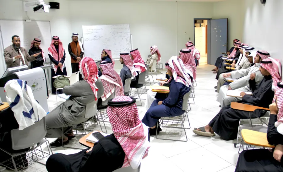 طلاب نادي " محترفون " والمجلس الاستشاري الطلابي يلتقون بالطلبة المستجدين لتعريفهم بأنشطة الكلية التطبيقية -  لقاء 